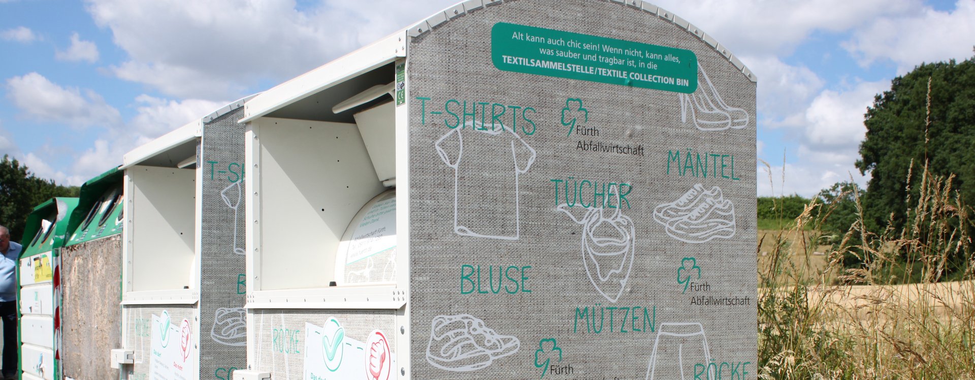 Sammelcontainer für Altkleider am Straßenrand