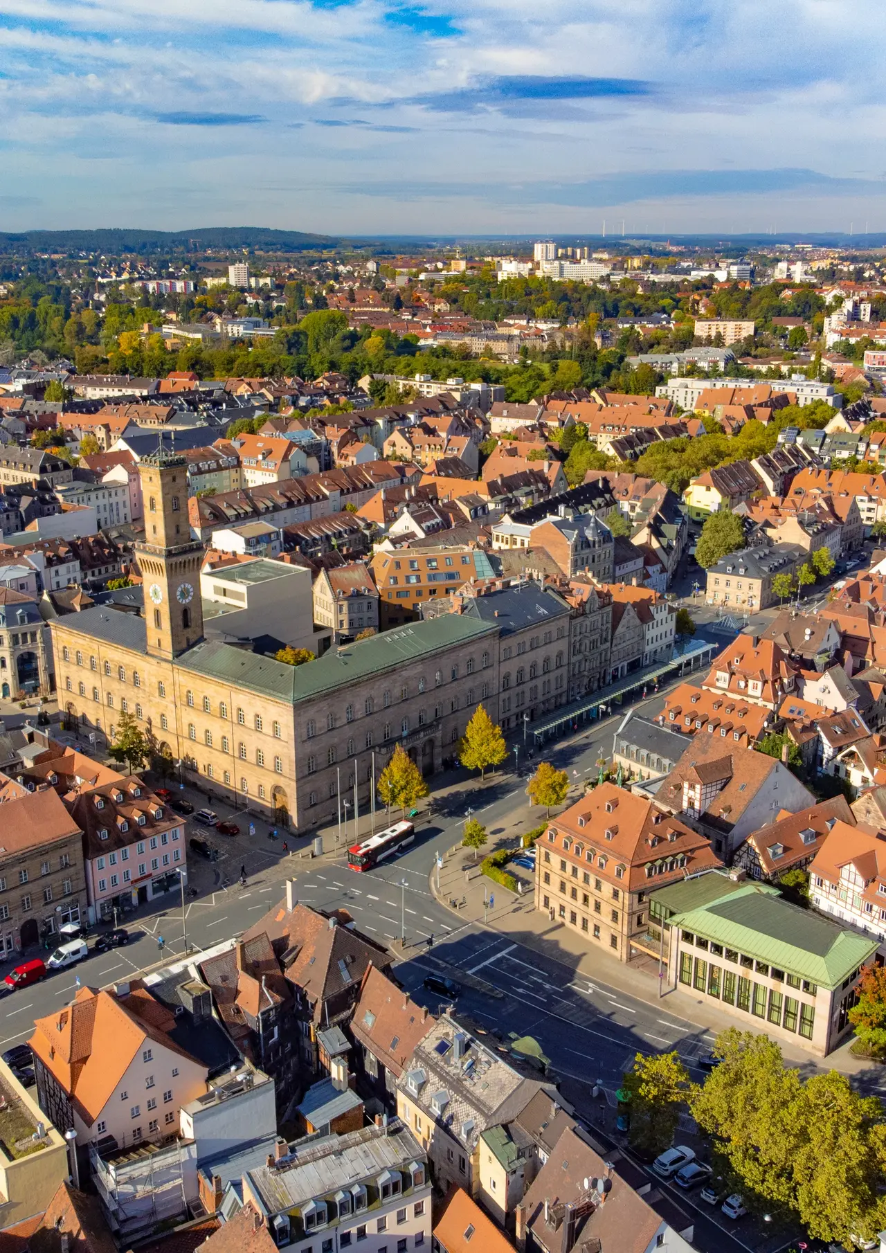 Rathaus Fürth Luftaufnahme vom Stadtkern und dem Fürther Rathaus; Klick zeigt Bild in größerer Darstellung.