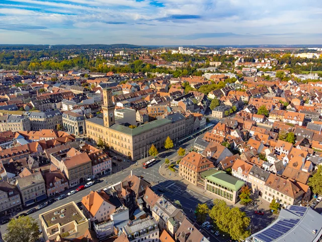 Luftaufnahme vom Stadtkern und dem Fürther Rathaus. Klick öffnet die Meldung.