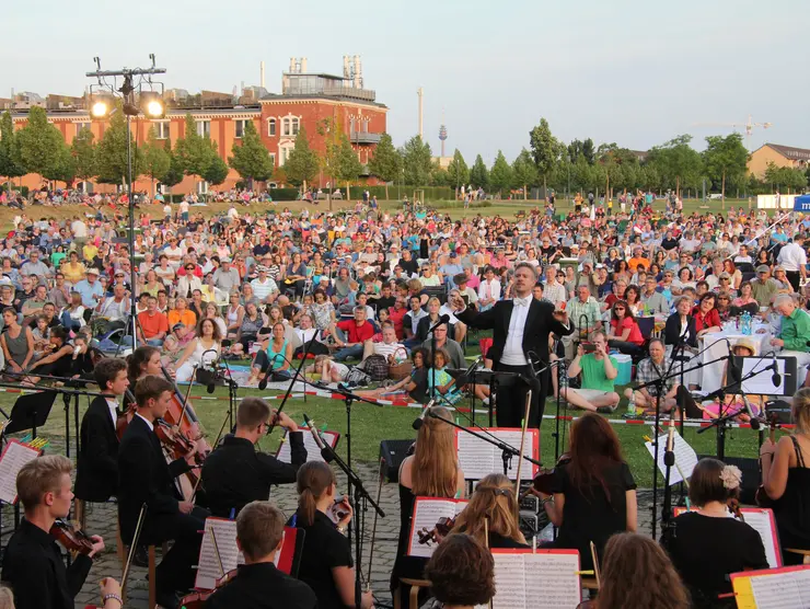 Menschen besuchen das Klassik Open Air im Südstadtpark. Klick öffnet Detailansicht.