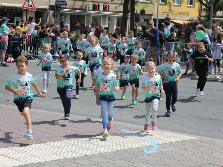 Laufende Kinder und Zuschauende beim Kidsmarathon; Klick öffnet Detailansicht.