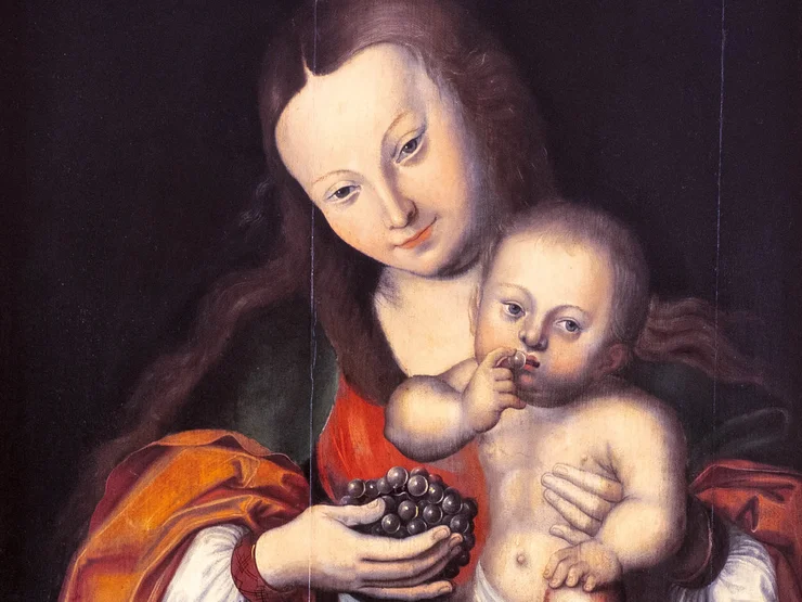 Gemälde einer Frau mit langem Haar und rotem Gewand, die ein Kind hält, das einen Apfel in der Hand hält, vor dunklem Hintergrund