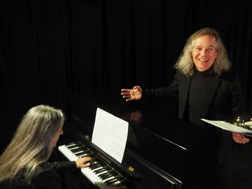 Sirka Schwartz-Uppendieck am Klavier und Michael Herrschel mit Notenblatt
