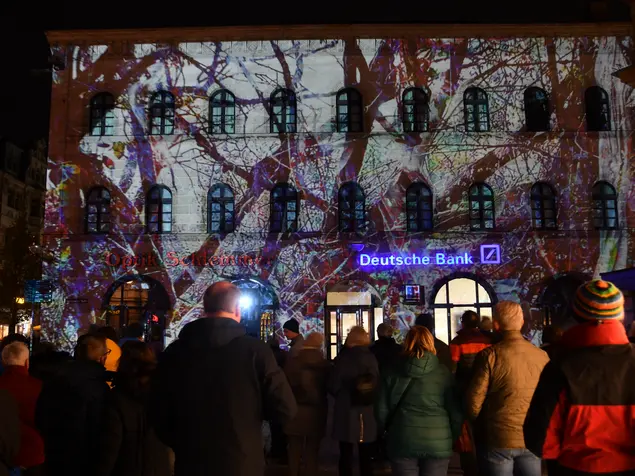 Illuminierte Schwabacher Straße; Klick zeigt Bild in größerer Darstellung. 