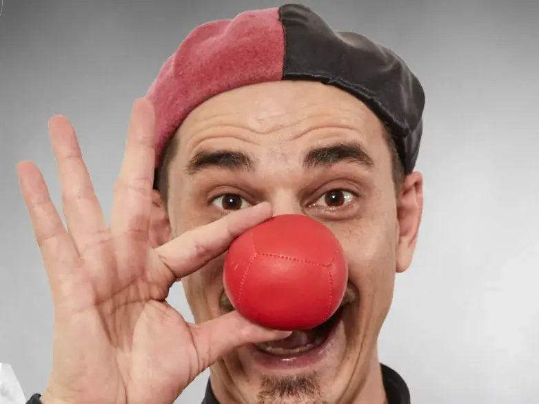 Clown fasst sich an die rote Nase. Klick führt zu den Veranstaltungsdetails.