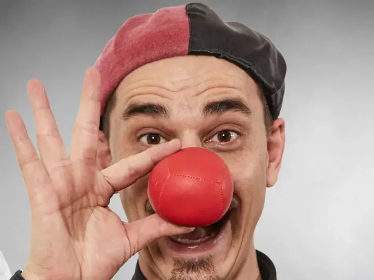 Clown fasst sich an die rote Nase. Klick führt zu den Veranstaltungsdetails.