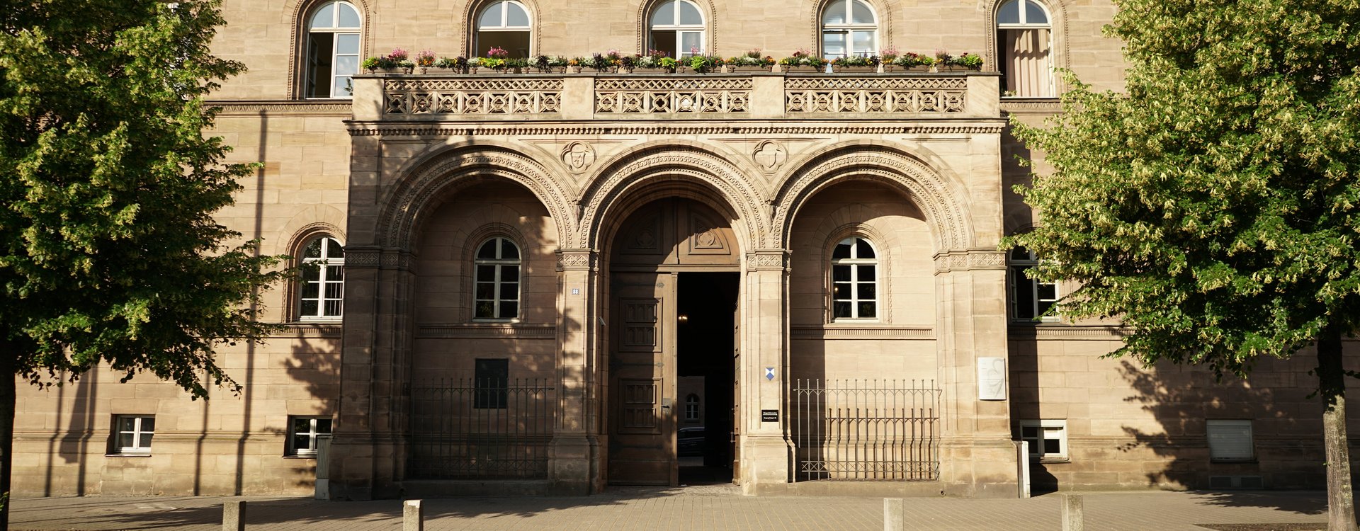 Rathaus Eingang zum Fürther Rathaus von der Königstraße aus
