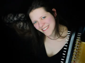 Portraitbild Barbara Fichtner mit Harfe
