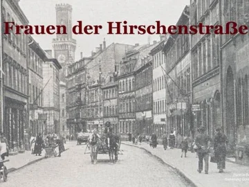 Schwarz-weiße historische Straßenansicht mit mehreren Personen und Pferdekutsche unter dem Schriftzug 'Frauen der Hirschenstraße'.
