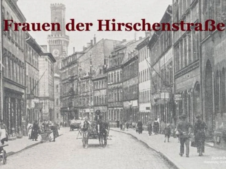 Schwarz-weiße historische Straßenansicht mit mehreren Personen und Pferdekutsche unter dem Schriftzug 'Frauen der Hirschenstraße'.