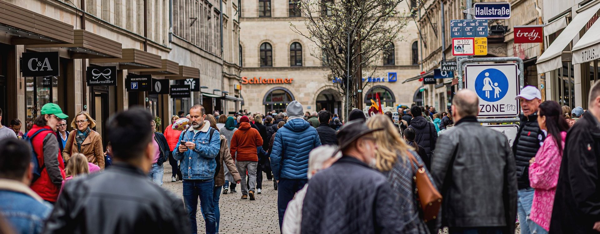 Die belebte Rudolf-Breitscheid-Straße mit zahlreichen Geschäften.