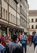 Die belebte Rudolf-Breitscheid-Straße mit zahlreichen Geschäften.