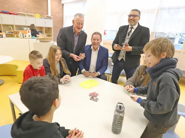 Die Personen spielen angeregt eine Runde "Uno". Klick öffnet Bild in größerer Ansicht.