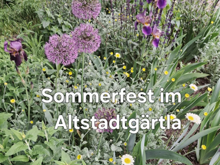 Blühender Garten mit verschiedenen Blumen und dem Text 'Sommerfest im Altstadtgärtla'