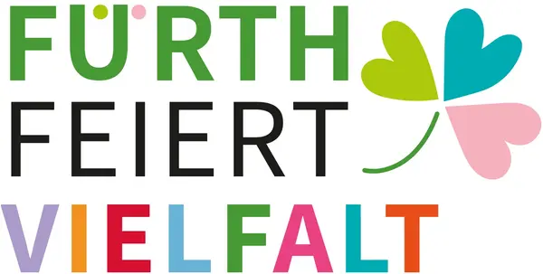 Fürth feiert Vielfalt Logo Schriftzug mit Kleeblatt in Grün, Blau und Rosa. Klick öffnet Bild in größerer Ansicht.