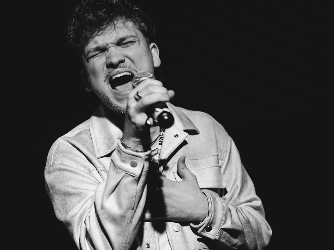 Sebastian Zappel Zappel singt ins Mikrofon. Klick führt zu den Veranstaltungsdetails.