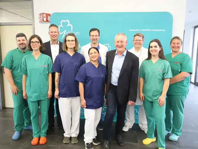 Gruppenfoto eines Teams aus dem Klinkum Fürth; Klick zeigt Bild in größerer Darstellung. 