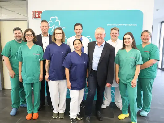 Gruppenfoto eines Teams aus dem Klinkum Fürth; Klick zeigt Bild in größerer Darstellung. 