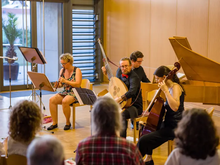 Ungewöhnliche Klänge: Vier Musikerinnen und Musiker im Pfarrgarten 2024