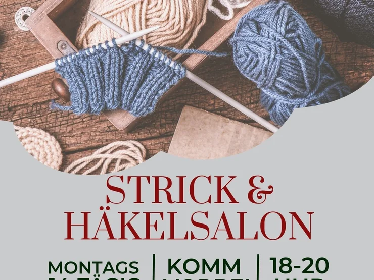 Stricknadeln mit blauem Strickstück, Wollknäuel und Holzunterlage über Text 'STRICK & HÄKELSALON MONTAGS | KOMM | 18-20'