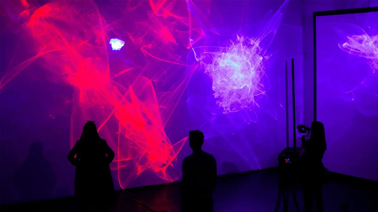 kultur.lokal.fürth Enlightenment – SYN Art Lichtinstallation in Violett-Tönen mit Publikum
