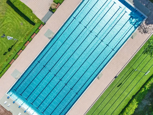 Drohnenaufnahme des Freibades am Scherbsgraben mit Sicht auf den Pool. Klick öffnet die Meldung.