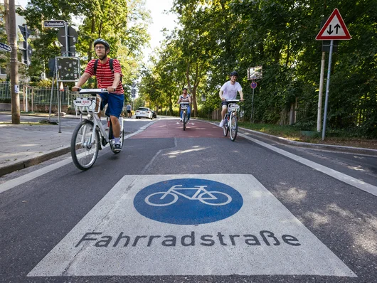 Fahrradfahrende auf der Dambacher Straße. Klick öffnet die Meldung.