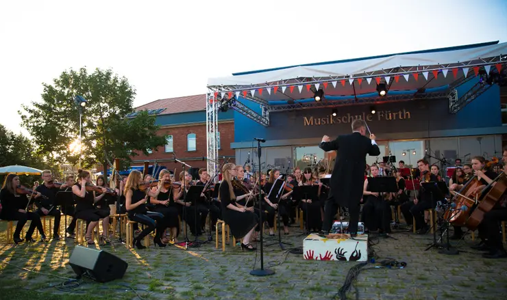 Das Orchester im Abendlicht