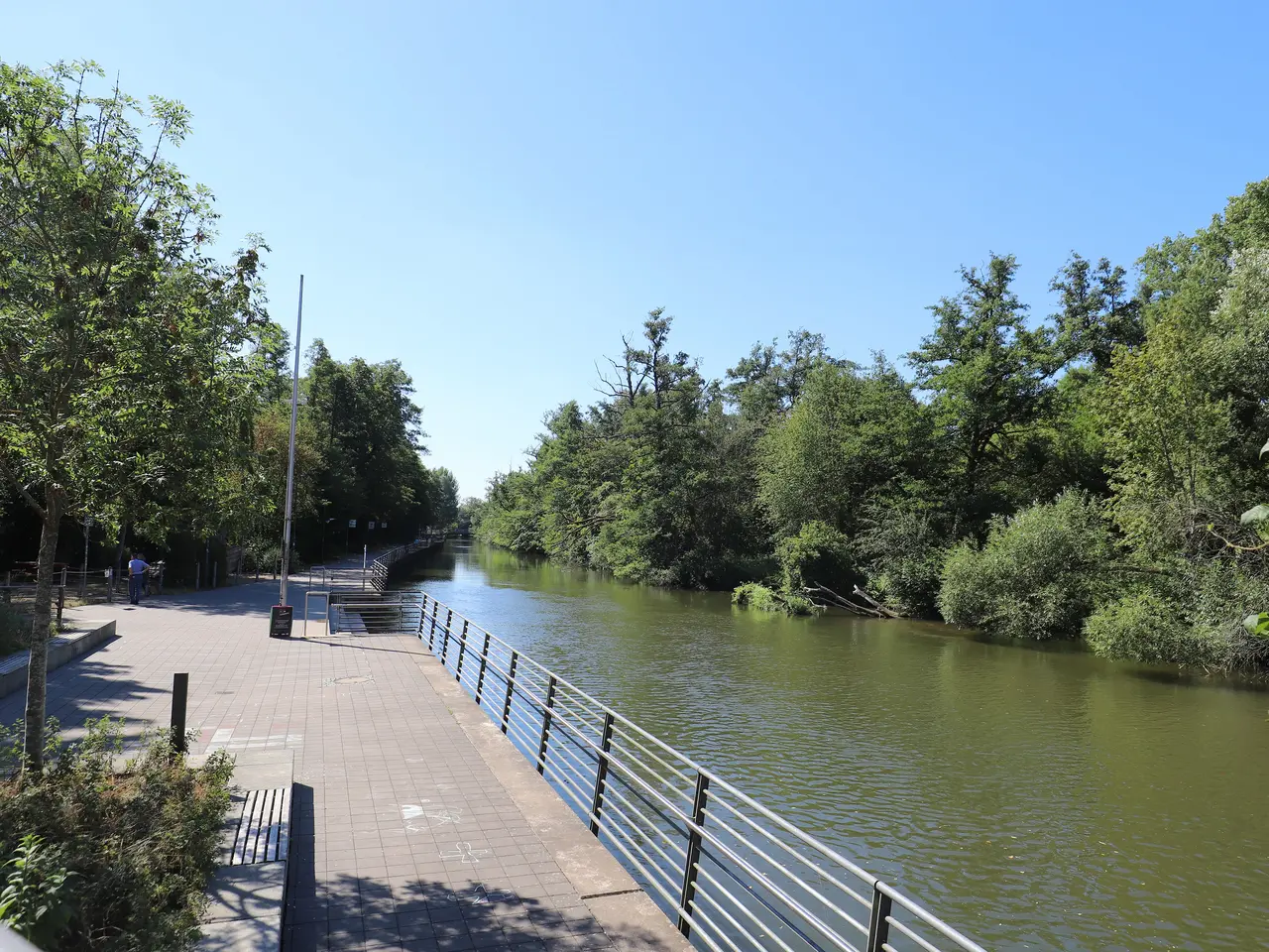 Uferpromenade (Badstraße 8) Blick auf die Uferpromenade und die Rednitz am Kulturort Badstraße 8