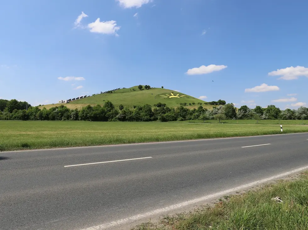Blick von der Stadelner Straße auf den Solarberg; Klick zeigt Bild in größerer Darstellung.