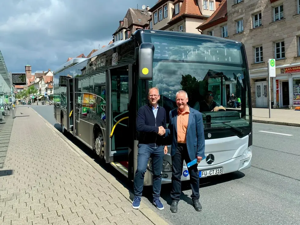 infra-Chef Marcus Steurer und OB Jung stehen vor einem Linienbus. Klick öffnet Bild in größerer Ansicht.