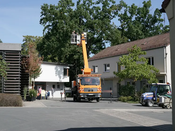 Oranger LKW mit Drehleiter. Klick führt zu den Veranstaltungsdetails.