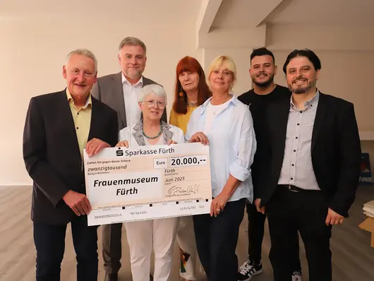 Gruppenbild mit OB Jung, Sparkassen-Vorstandsvorsitzender Adolf Dodenhöft, Rita Schmidt, Gaby Franger, Susanne Auer, Vermieter Ayhan Yesil und dessen Sohn Mehmet Klick öffnet die Meldung.