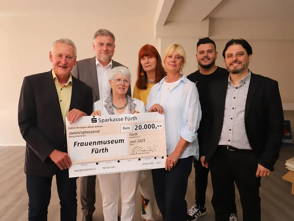 Gruppenbild mit OB Jung, Sparkassen-Vorstandsvorsitzender Adolf Dodenhöft, Rita Schmidt, Gaby Franger, Susanne Auer, Vermieter Ayhan Yesil und dessen Sohn Mehmet Klick öffnet Bild in größerer Ansicht.