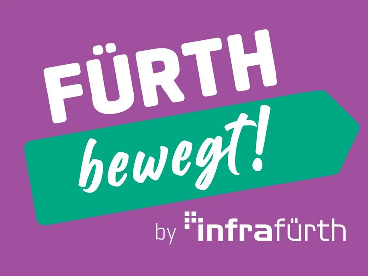 Schriftzug 'FÜRTH bewegt!' in weiß auf grünem Pfeil vor lila Hintergrund
