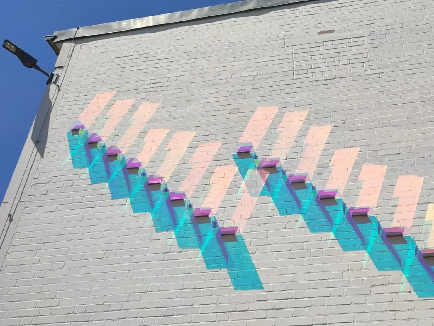 Farbige Ornamente an weißer Ziegelwand