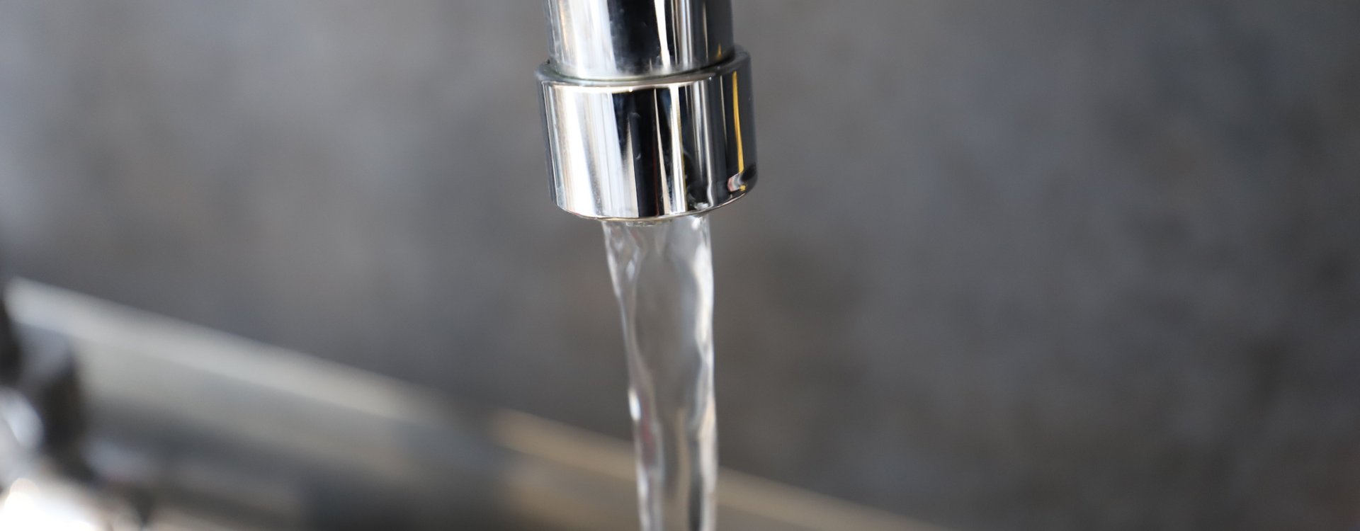 Wasser sparen Laufendes Wasser aus einem Wasserhahn