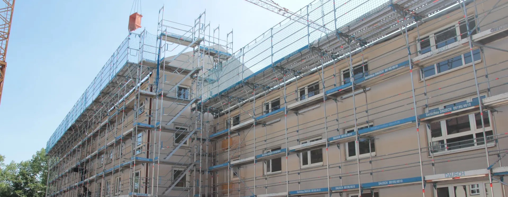 Mehrfamilienhaus umkleidet von einem Baugerüst