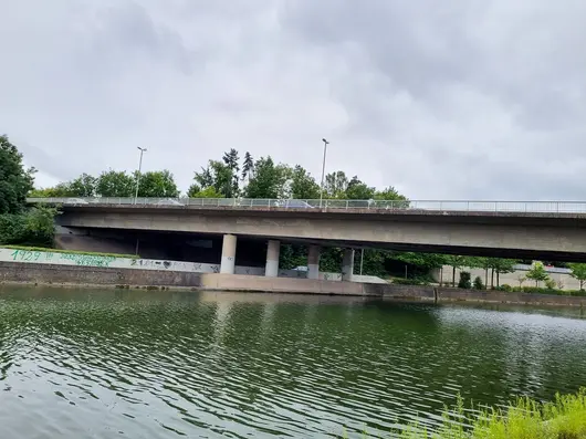 Die Zirndorfer Brücke mit Blick vom Kanal aus. Klick öffnet Bild in größerer Ansicht.