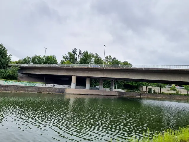 Die Zirndorfer Brücke mit Blick vom Kanal aus. Klick öffnet Bild in größerer Ansicht.