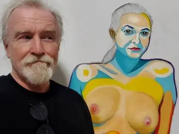 Der Künstler Richard Bartsch im Atelier vor einem Aktgemälde