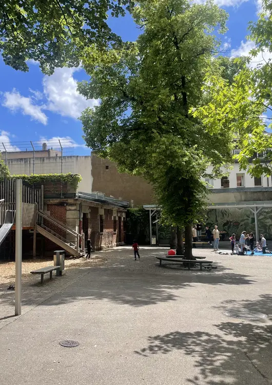 Hof der Pfisterschule bei Sonnenschein; Klick öffnet Veranstaltungstipp. 