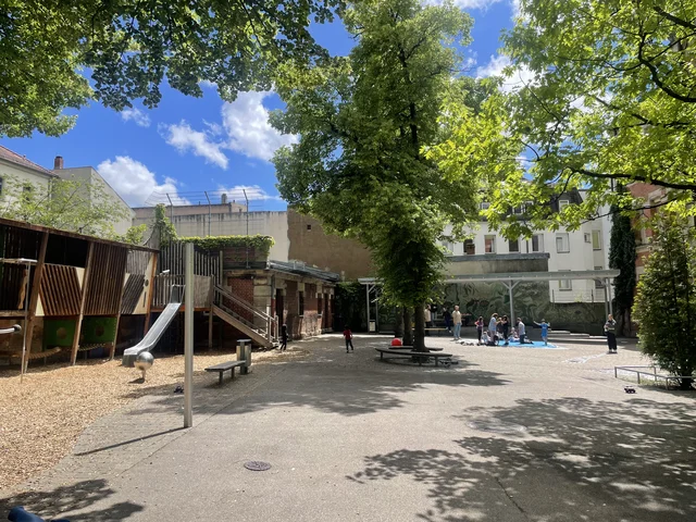 Hof der Pfisterschule bei Sonnenschein; Klick zeigt Bild in größerer Darstellung. Klick öffnet die Meldung.