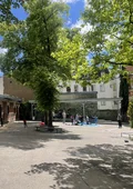 Hof der Pfisterschule bei Sonnenschein. Klick öffnet Veranstaltungs-Tipp.