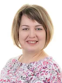 Porträt von Natalia Haras. Klick öffnet Bild in größerer Ansicht.
