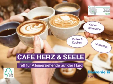 Mehrere Hände halten Kaffeetassen mit Milchschaum und Latte-Art über einem Tisch