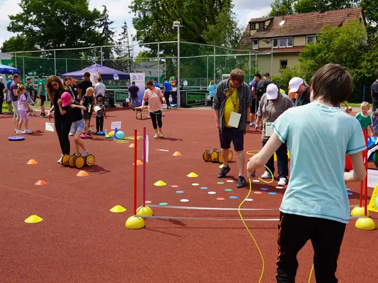 Menschen machen Sportübungen; Klick zeigt Bild in größerer Darstellung. 