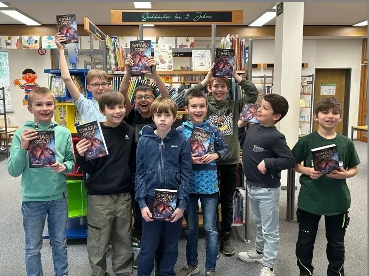 Gruppenbild der Jury, bestehend aus Jungen zwischen acht und zehn Jahren; Klick zeigt Bild in größerer Darstellung.
