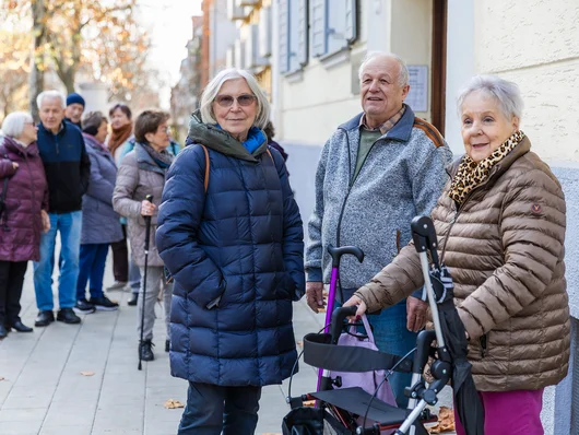 Seniorinnen und Senioren, eine davon mit Rollator sowie Logo der Stadt Fürth. Klick öffnet die Meldung.