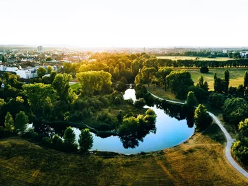 Alternativ Bild per URL einfügen: https:// Kontext des Bildes (optional): Wiesengrund mit Blick auf die Pegnitz, im Hintergrund stadtpanorama Sprache (Mehrauswahl möglich): Deutsch Englisch Türkisch Russisch Polnisch Arabisch Ukrainisch Französisch Spanisch Italienisch Niederländisch Länge: Kurz & bündig (Standard) Ausführlich Ich habe die Daten­schutz­erklä­rung gelesen und bin mit der Ver­arbei­tung meiner Daten ein­ver­standen. Generieren Alternativer Text Deutsch: kopieren Wiesengrund mit der Pegnitz, die sich durch grüne Wiesen und Bäume schlängelt, im Hintergrund ein Stadtpanorama bei Sonnenuntergang.